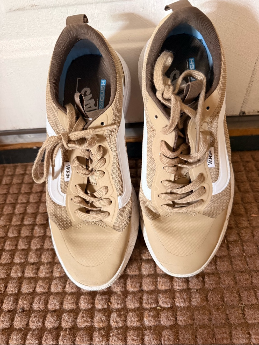 Vans Ultra Range Women’s 8 Beige and White Low-Top Sneakers